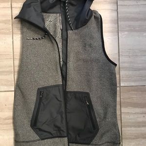 Under armor women’s small vest-new